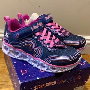 NEW IN BOX Skechers Heart Light Up Navy and Pink Sneakers Girls Size 2
